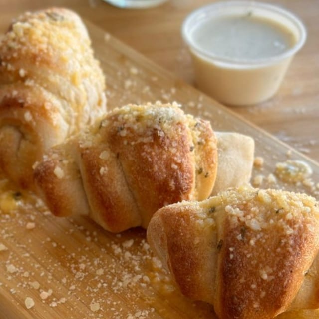 Cheese Slice + 3 Garlic Knots + Side of Marinara.
