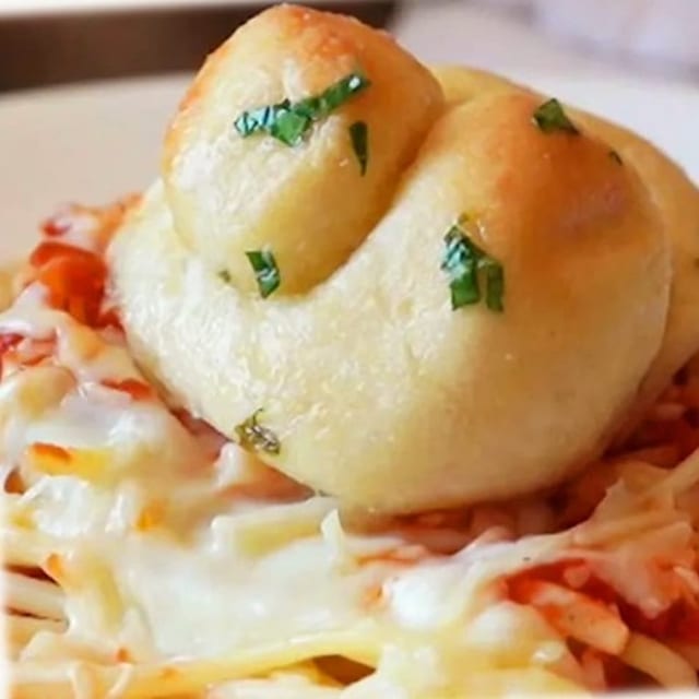 Kids Spaghetti + 3 Garlic Knots.